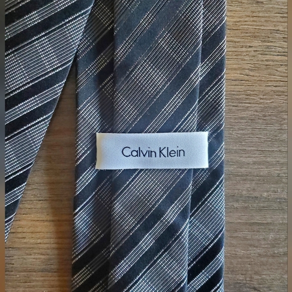 Calvin Klein Silk Tie - Picture 5 of 10